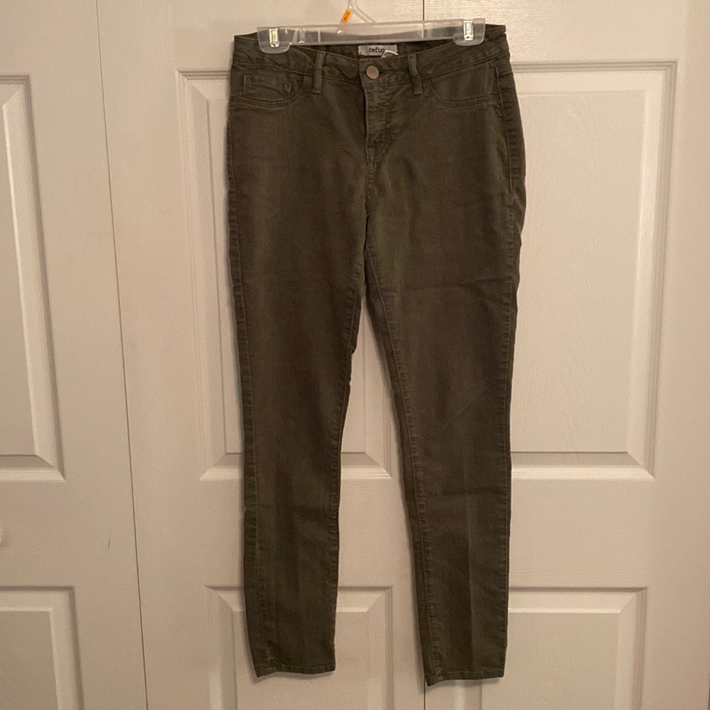 Recurs skins grey jeans.